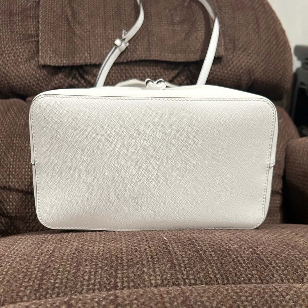 Michael Kors Suri Optic White Large Bucket Messenger Bag. NWT 